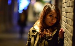 趴在玻璃窗做给别人看